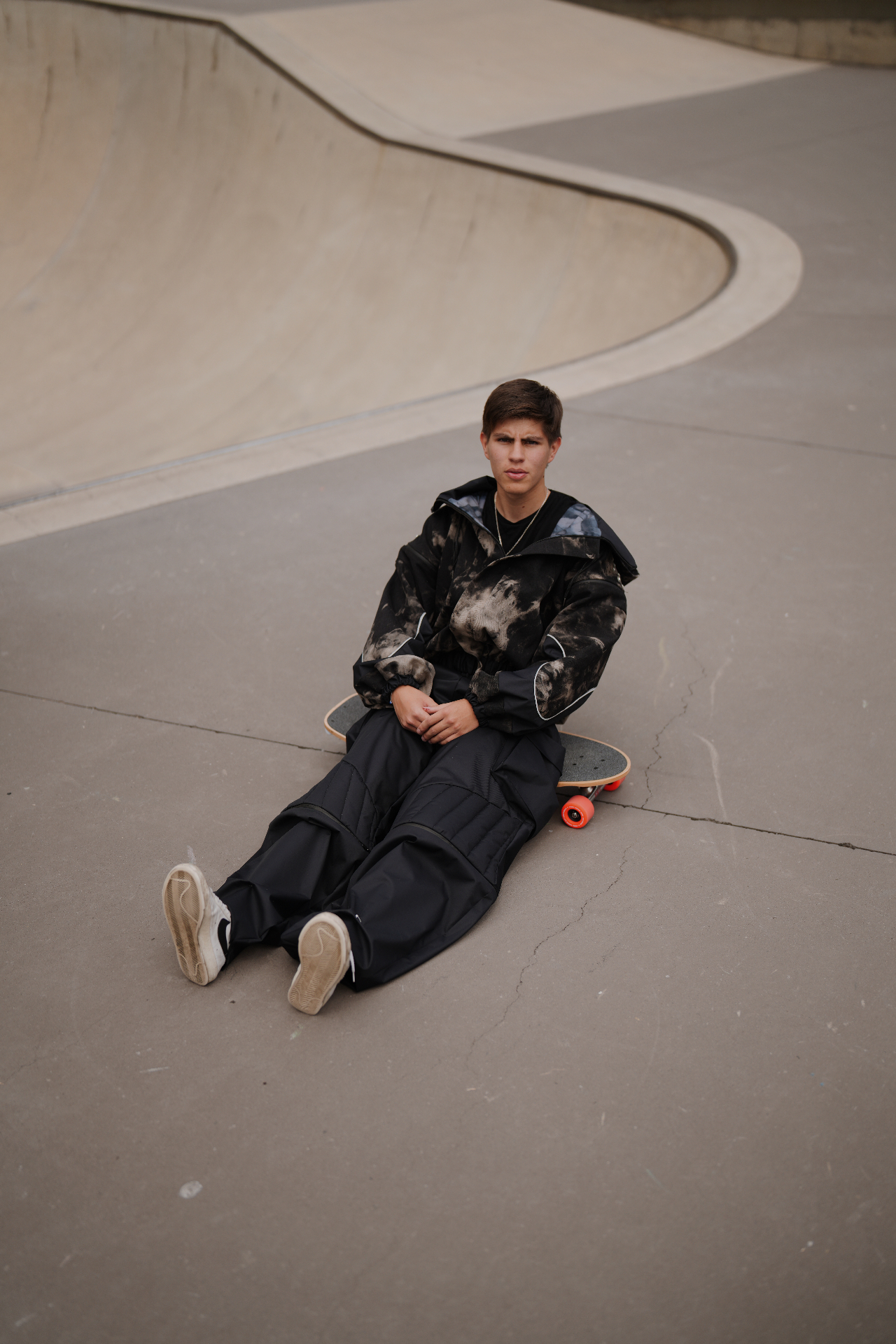 SK.Studios — skater sentado en el bowl