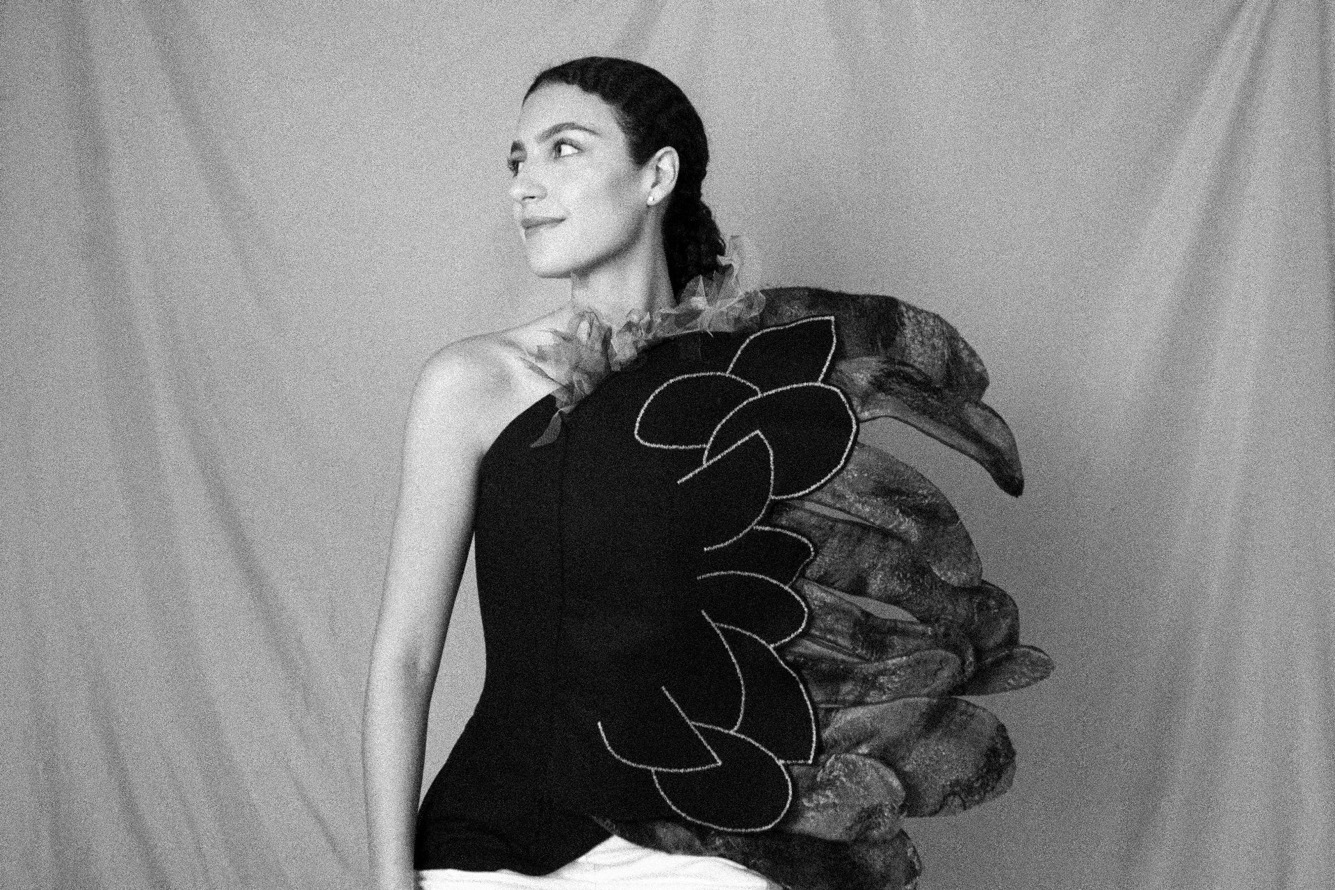 Wayta — corset escultórico en blanco y negro