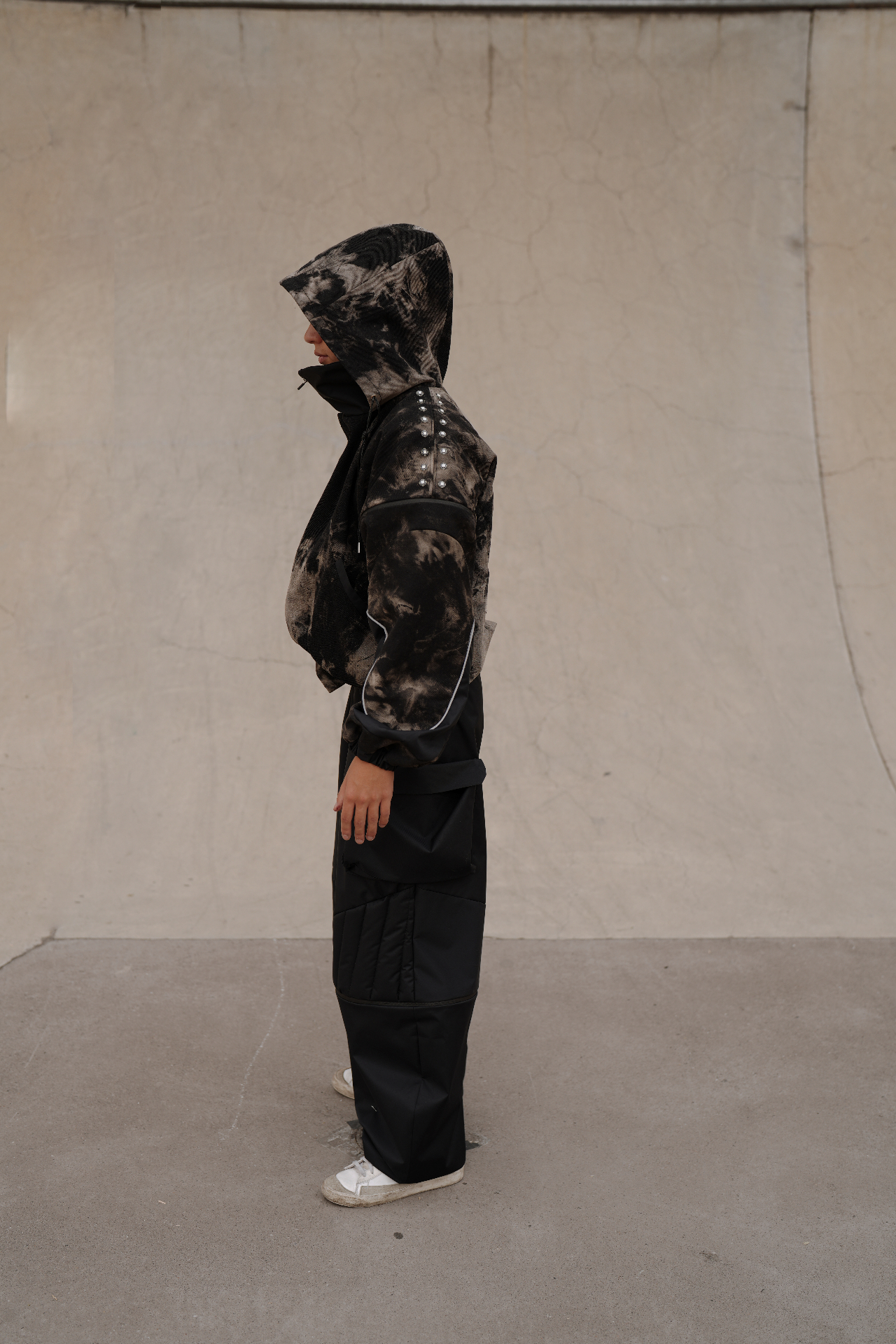SK.Studios — look lateral con capucha